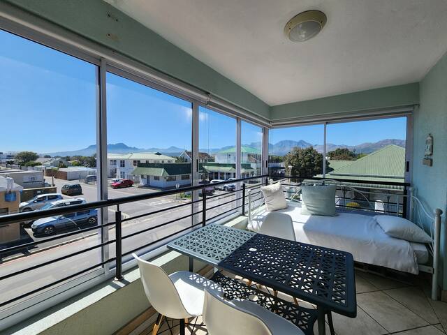 Anchor Bay Self-Catering Luxury Apartment gallery image 2