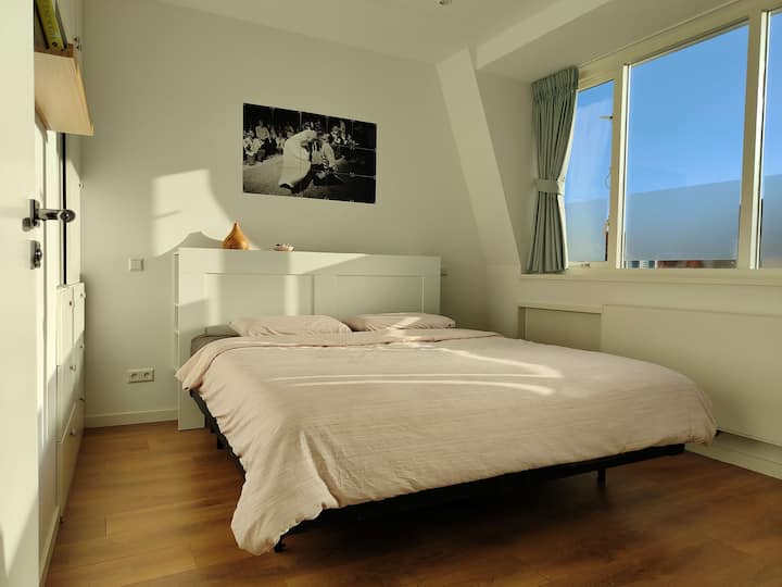 Dormitorio principal

Cama tamaño king con baño