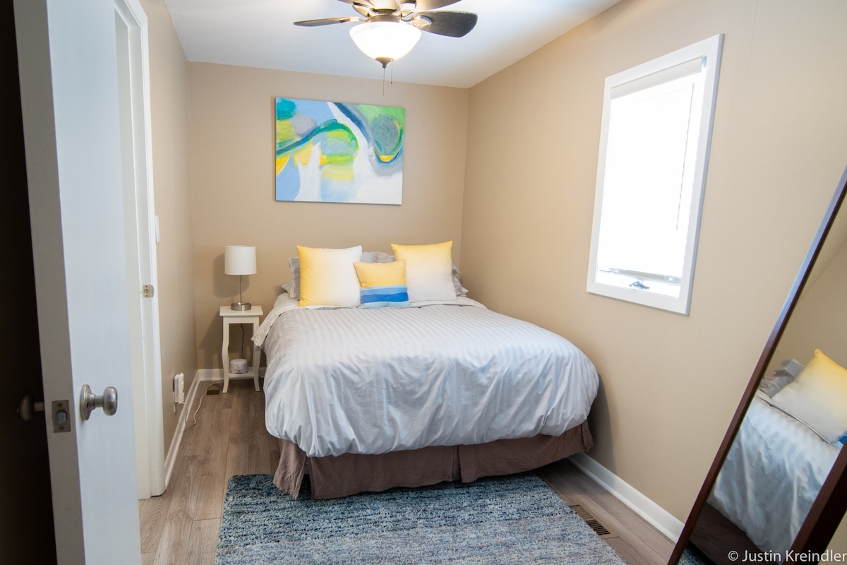 أصغر غرفتي نوم.  هذا سرير بحجم كوين مع أعمال فنية أصلية من قبل والدة ليزي.  التقطت هذه الصورة بينما أقف في خزانة صغيرة.