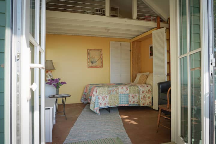 Cama principal en la cabaña hacia abajo.