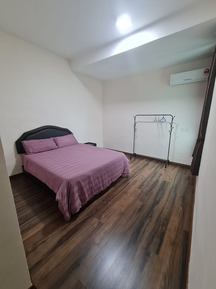 Camera da letto media (aria condizionata)
- 1 letto queen-size
- Appendiabiti