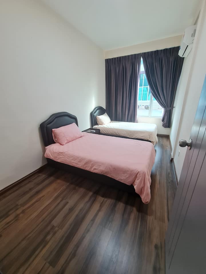 Piccola camera da letto (aria condizionata)
- 2 letti super singoli