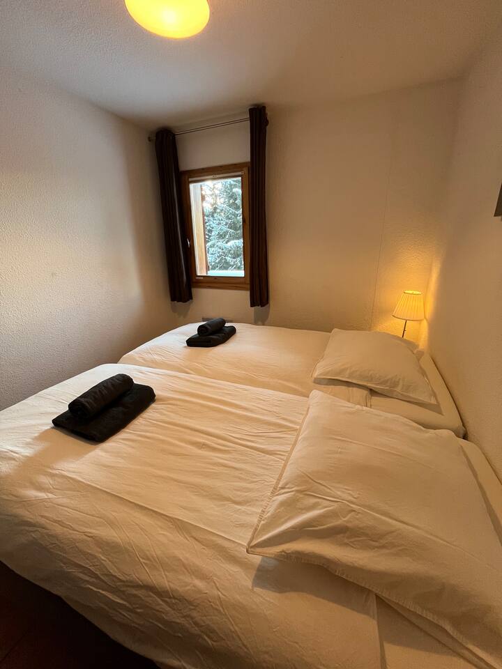 Bedroom 3 with two single beds