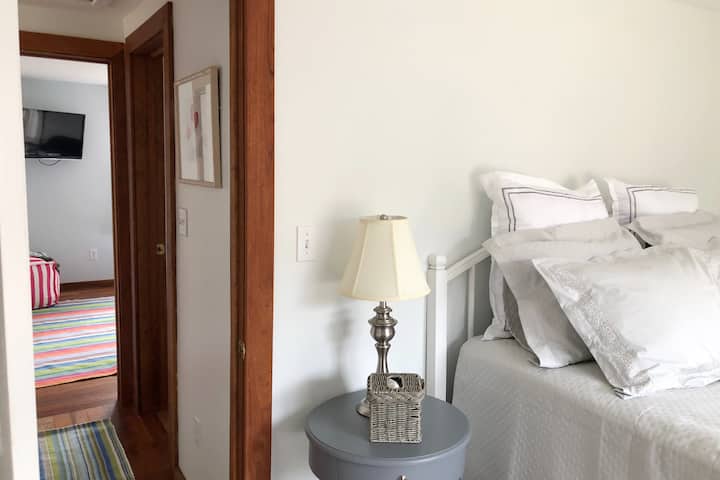 dormitorio principal con vistas al segundo dormitorio