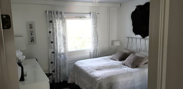 ห้องนอนใหญ่พร้อมเตียงคู่ (กว้าง 160 ซม.)