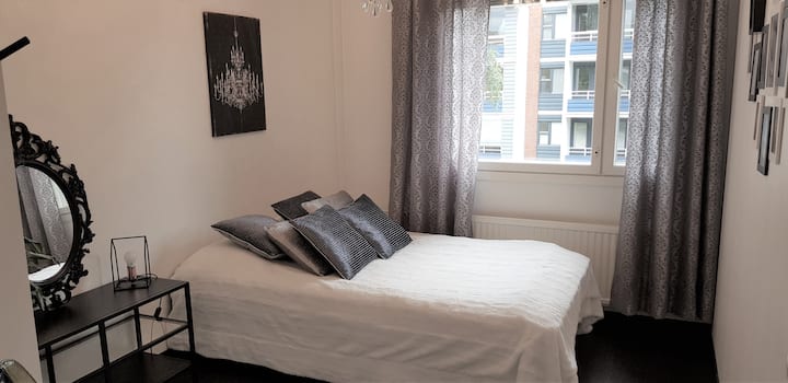 หมายเลขห้องนอน 2. เตียงเป็นเตียงคู่ขนาดเล็ก (กว้าง 120 ซม.) 
มีเตียงเสริมสำหรับหนึ่งคน (รหัสการเดินทาง) ตามคำขอ 