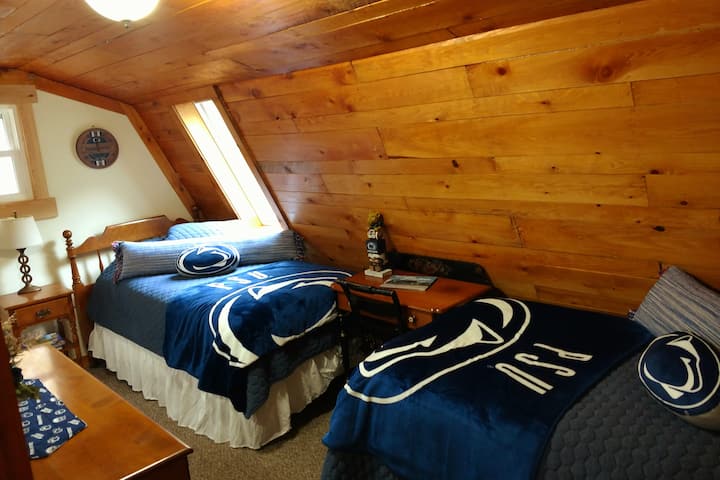 ¡SOMOS! Sí, este dormitorio del segundo piso tiene una habitación Penn State con dos cómodas camas individuales.
