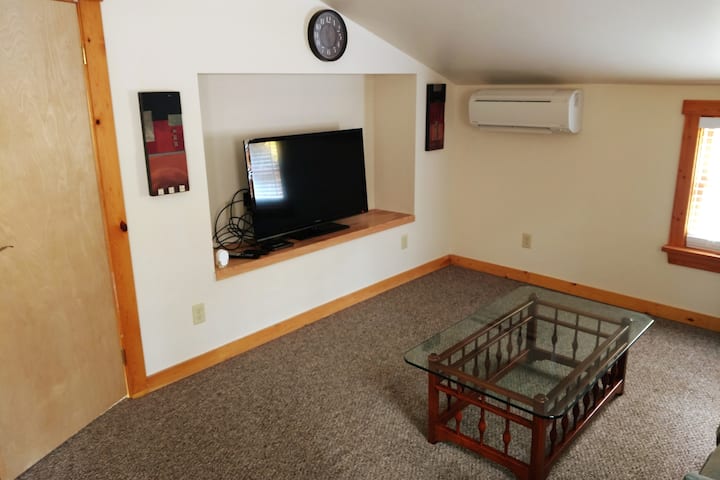 Suite principal en el segundo piso. Televisor de 55 pulgadas y mucho espacio para un grupo pequeño.