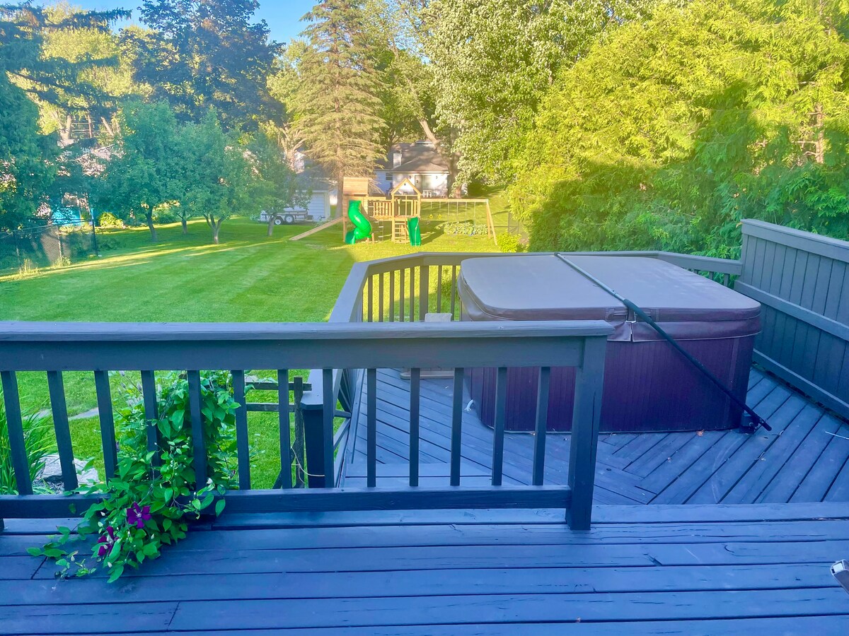 Awesome location in Monona, with hot tub! Houses for Rent in Monona