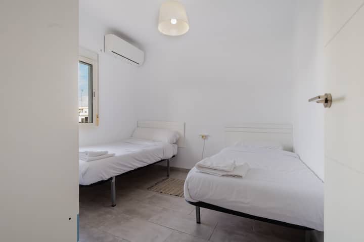 Dormitorio con dos camas individuales
