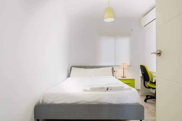 Dormitorio con cama de matrimonio