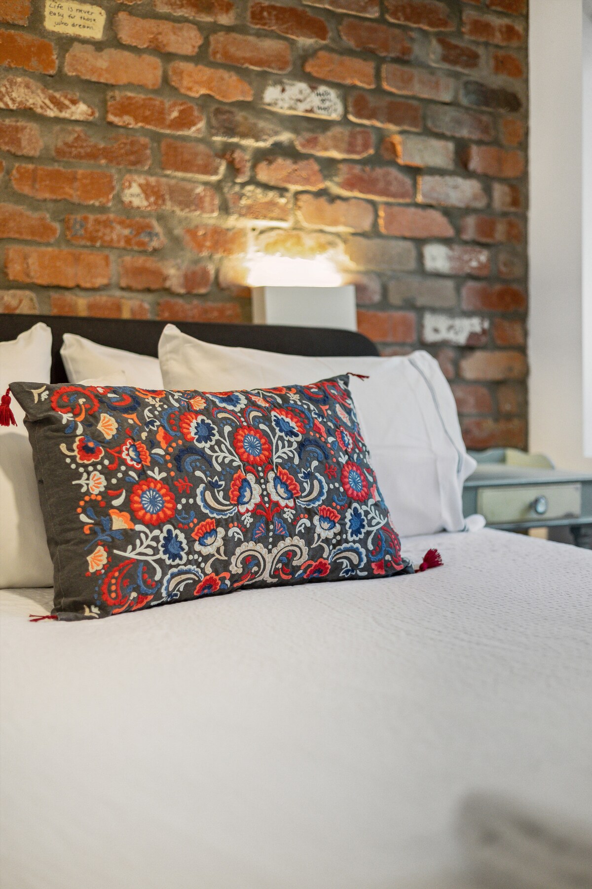 เตียงควีนไซส์ในห้องนอนหลัก