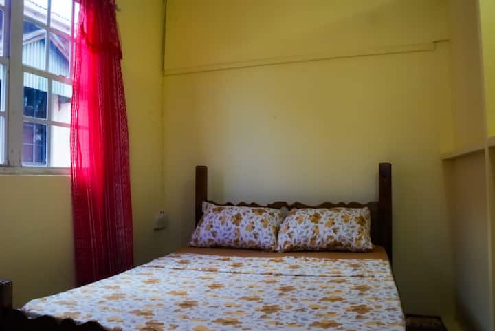 Veľká posteľ s pohodlným matracom