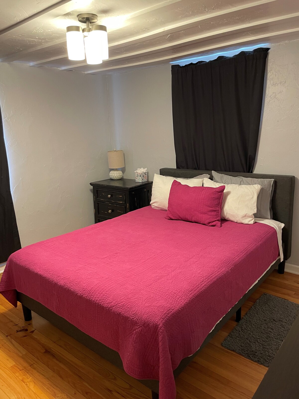 Spálňa č.2. Menšia manželská posteľ