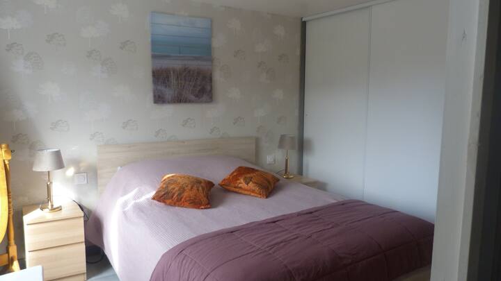 Spavaća soba s vrlo udobnim krevetom širine 140 cm i prostorom za odlaganje stvari. 