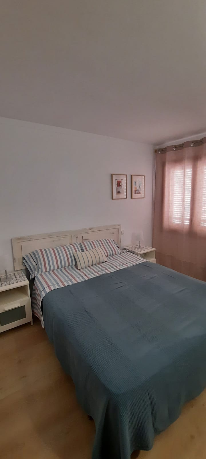 Habitación con cama doble y armario.