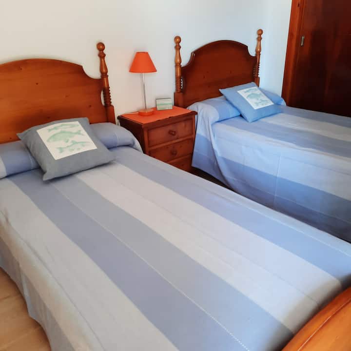 Dormitorio de 2 camas individuales con armario.