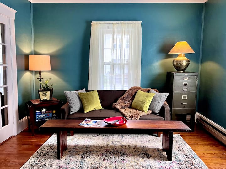 Charming retro retreat with vintage soaking tub Apartments for Rent