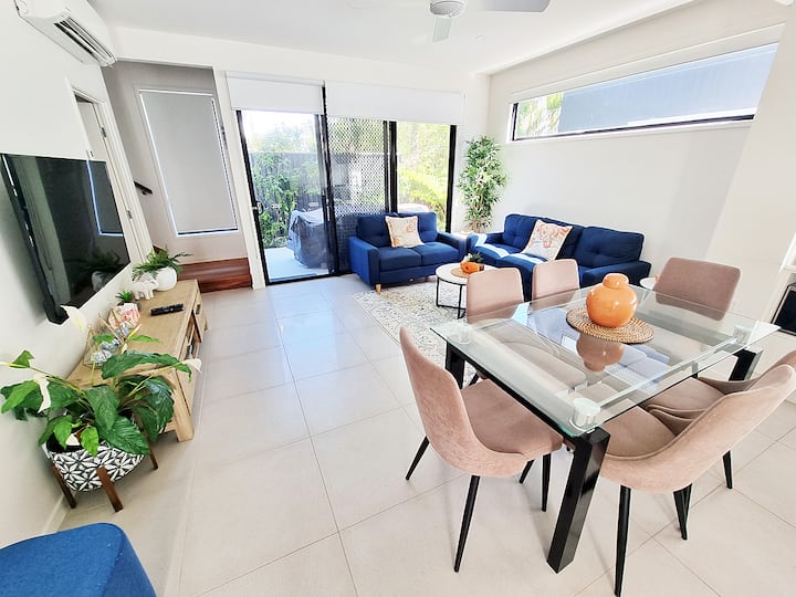 New architect design townhouse heart of Caloundra