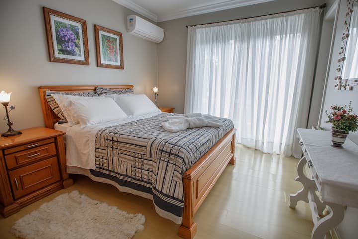 Suite doble con aire acondicionado y vista al jardín