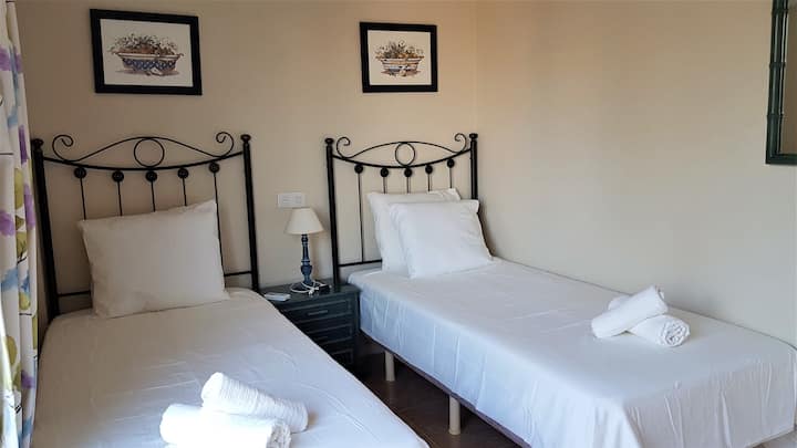 Chumba#2 na vitanda 2 vya mtu mmoja na kabati