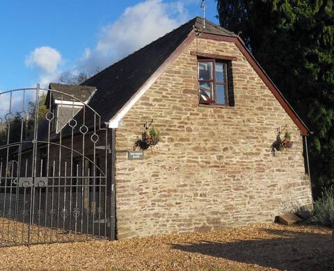 Cosy rural barn conversion, riverside location