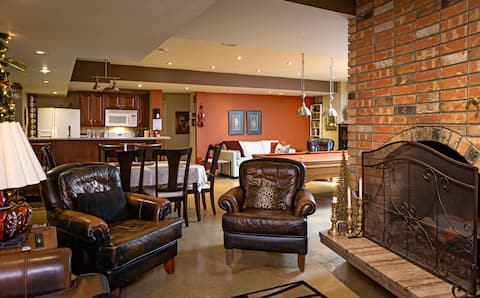 Luxury Getaway Suite with Sauna ,  Pool Table ,