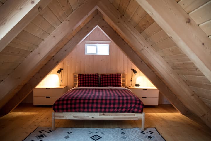 Cozy and Comfy queen bed in the loft
