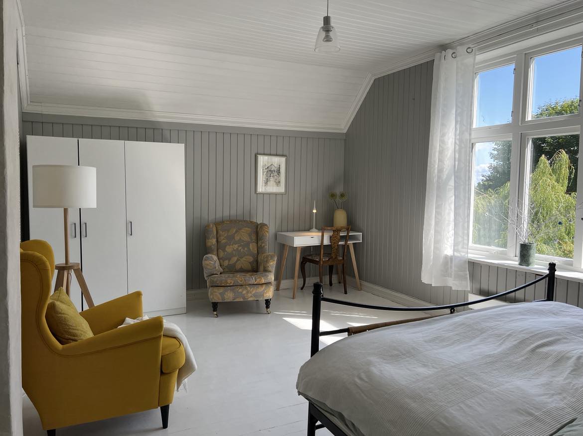 Спалня 1 - удобни столове и работно пространство