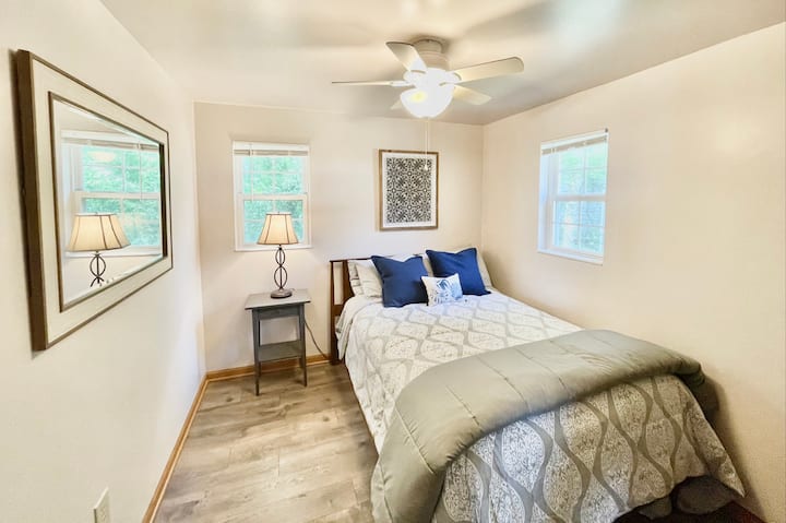 Vilë #2 Dhoma gjumi #1 
Krevat dopio "queen" me shtroja të reja prej pelushi.  Dy dritare të hapura nëse preferohet flladi i jashtëm.
Raft magazinimi me varëse rrobash 