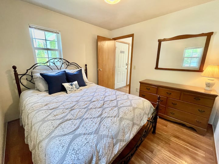 Vilë fshati #2: DHOMA E GJUMIT #2
Krevat i butë "Queen" me shtroja të reja.  Dy dritare që hapen për një fllad qetësues kryq. Dollap për ruajtje