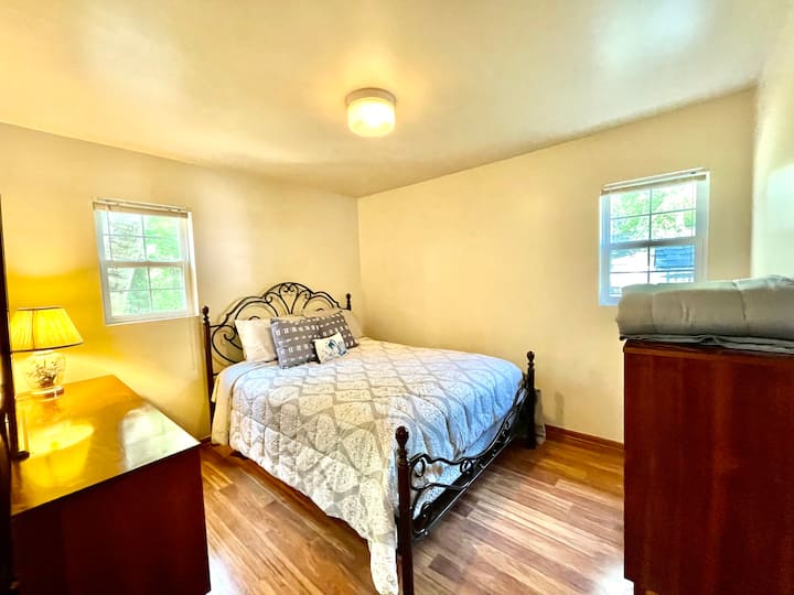 Vilë fshati #1: DHOMA E GJUMIT #1
Krevat komod "queen size" me të gjitha shtrojat e reja. dy dritare që hapen për të lejuar flladin e ftohtë të hyjë.  Dollap për magazinim.