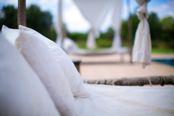 Кревет за базен