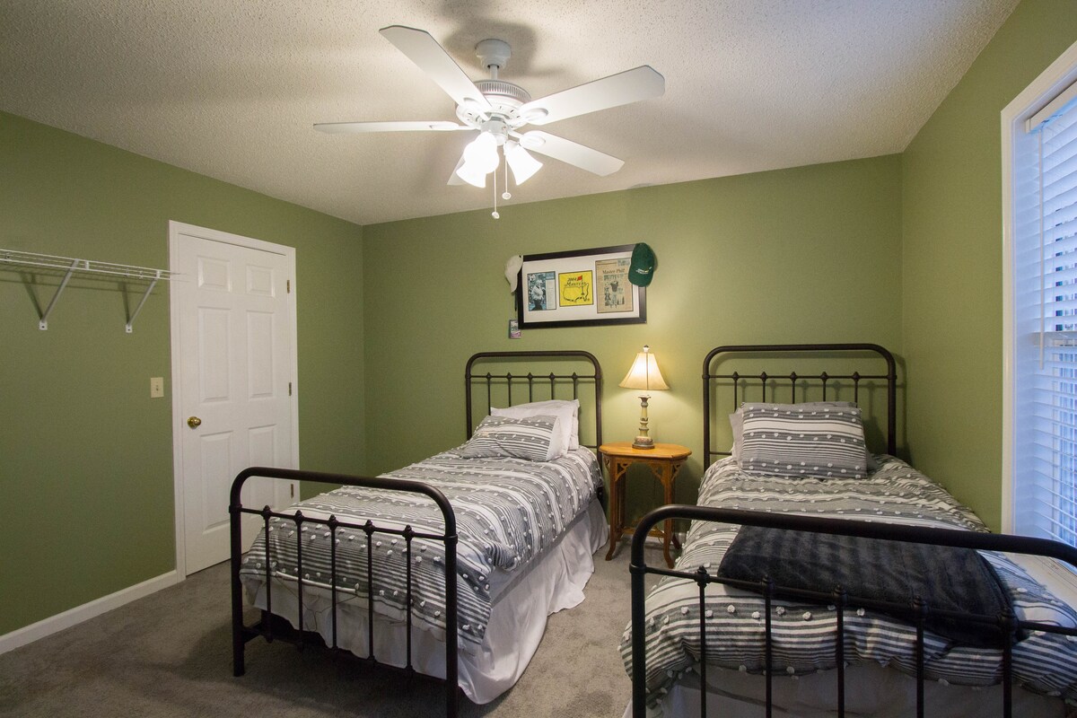 חדר שינה עם שתי מיטות.