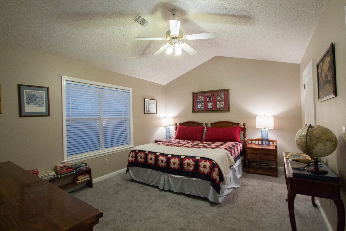 חדר שינה ראשי עם מזרן טמפור - פדי. 