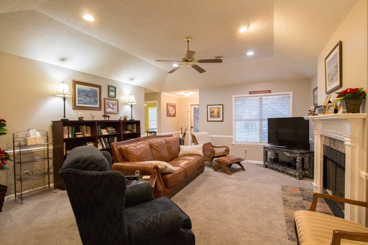 ישיבה נוחה לצפייה בטלוויזיה עם המסך הגדול. קמין הגז לא פועל כרגע.