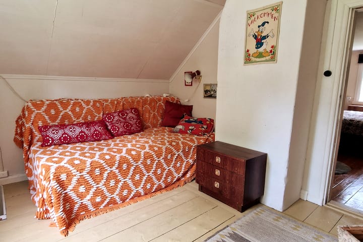 ห้องนั่งเล่นชั้นบนพร้อมเตียงเดี่ยว/โซฟา