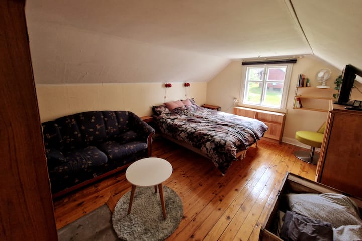 ห้องนอนชั้นบนพร้อมเตียงคู่และเตียงโซฟา