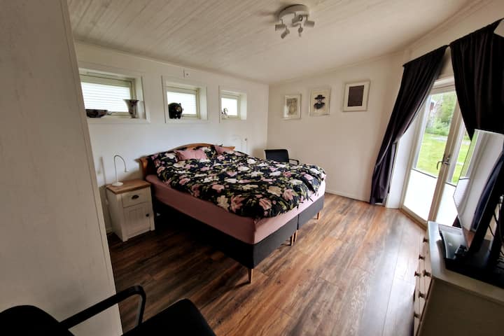 ห้องนอนชั้นล่างที่สร้างใหม่