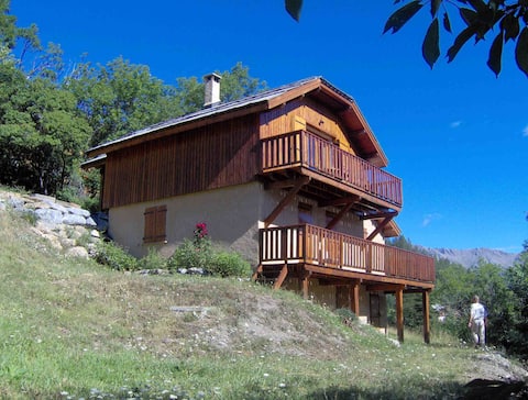 Chalet with sun, snow and views