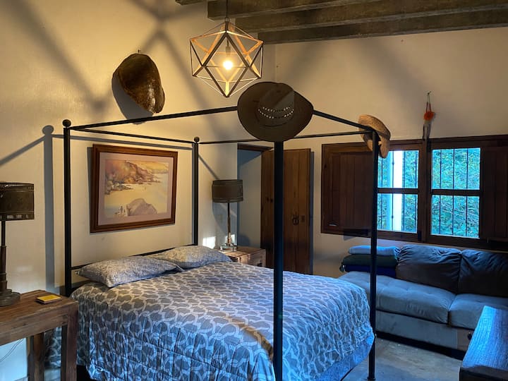 Основна спалня, двойно легло. Самостоятелна баня 