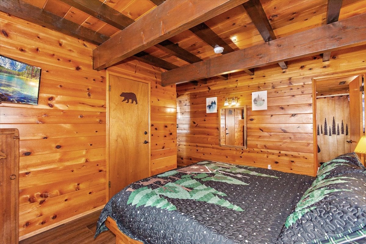 Downstairs bedroom with a queen sized bed and its own En suite bathroom