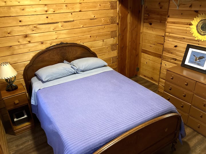 חדר שינה בקומה הראשית (מיטה זוגית)