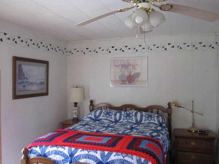 主卧配有双人床和全功能卫生间