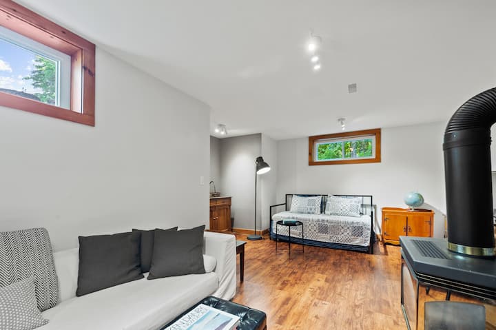 Dormitorio 4 del nivel inferior - capacidad para dos personas con cama de día y cama nido.  Habitación espaciosa con baño de 4 piezas ubicado en el mismo piso. 