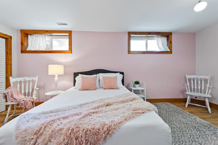 The Pink Room - Dormitorio ubicado en el nivel inferior.   Amplia habitación con una lujosa cama matrimonial.  El baño de 4 piezas también se encuentra en este nivel. 