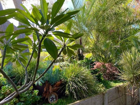 Coastal Garden Retreat Prime Location - apartment
