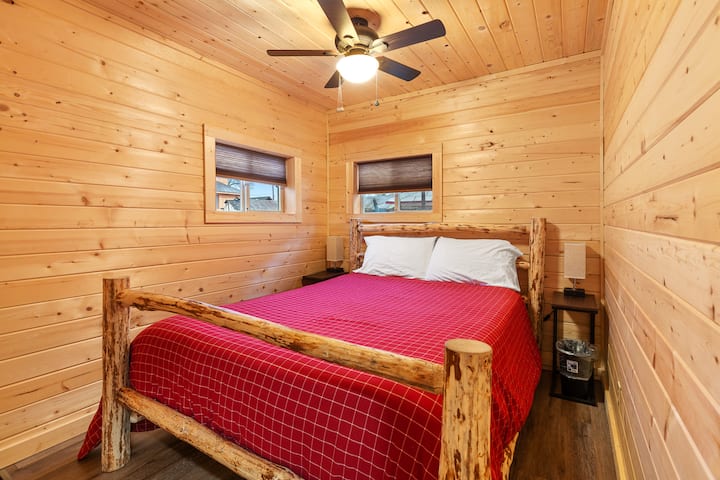 Petite chambre à l'arrière de la maison, en face de la salle de bain avec lavabo double.