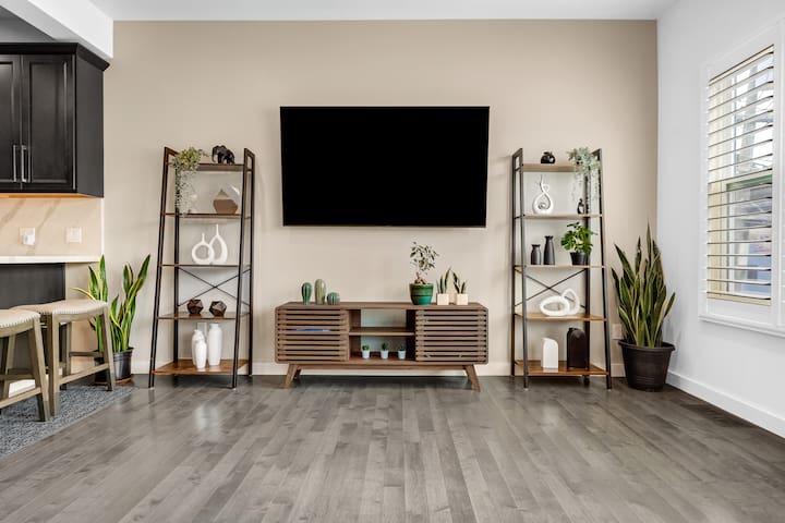 New Beautiful & Modern Home in an Ideal Location!