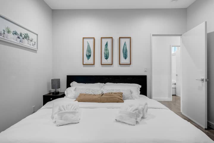 ห้องกรีนมีเตียงคิงไซส์ที่สะดวกสบายมากและตู้เสื้อผ้าขนาดใหญ่และอยู่ติดกับห้องน้ำในโถงทางเดินทันที